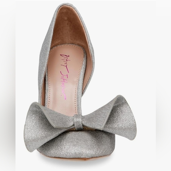 Betsey Johnson Avant Silver Bow Heels Size 6 NWT - Picture 3 of 7